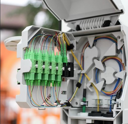 Distribution box in telecommunication networks